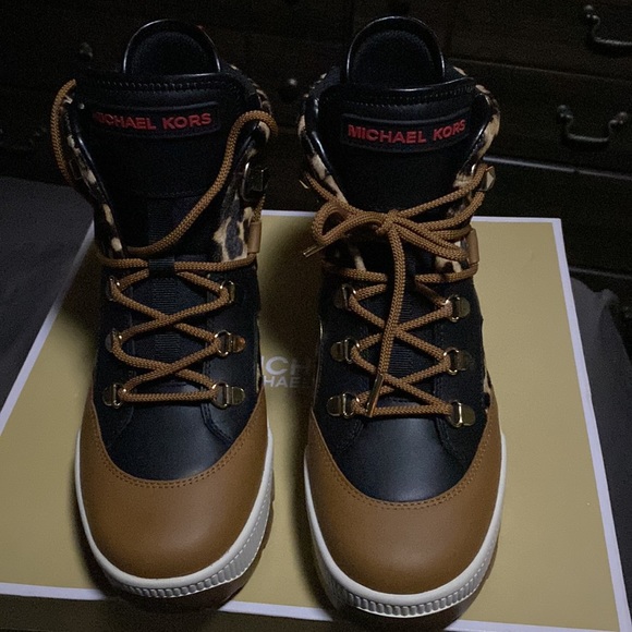 NIB Michael Kors Brooke Bootie - Picture 3 of 13